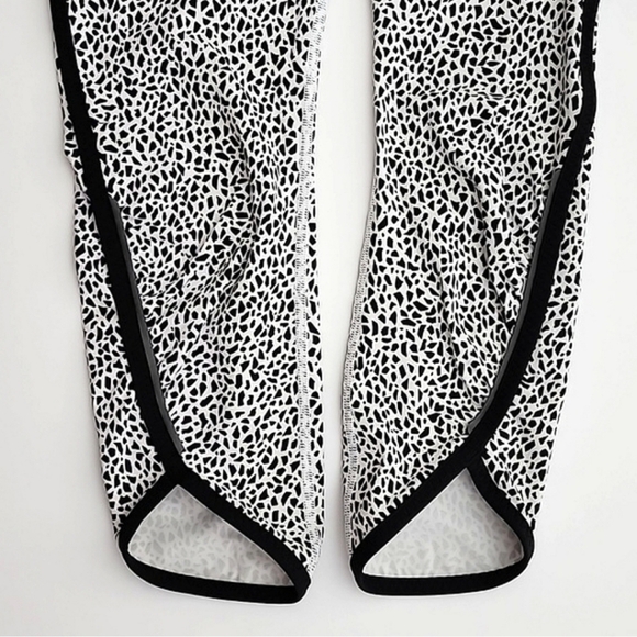 Lululemon Real Quick Tight Crops Miss Mosaic  White Posey Black White Size 8 - Picture 4 of 14